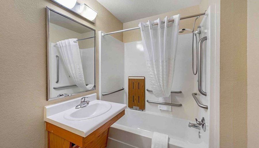 Extended Stay America Select Suites Fayetteville Cliffdale — Bathroom