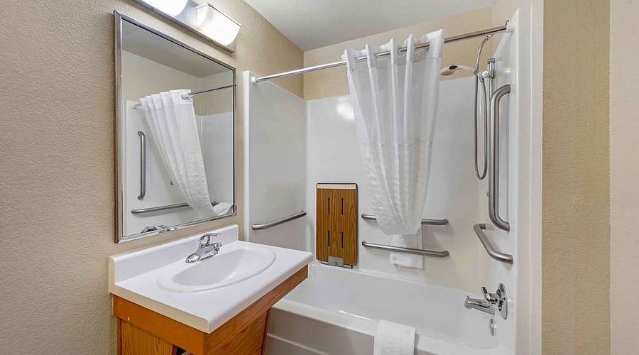 Extended Stay America Select Suites Indianapolis West — Bathroom