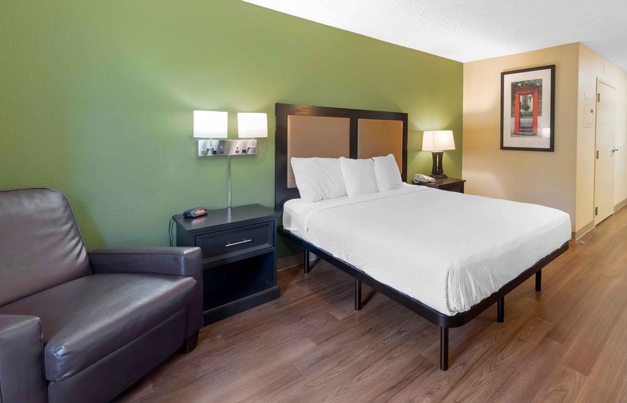 Extended Stay America Select Suites Indianapolis West — Guest room