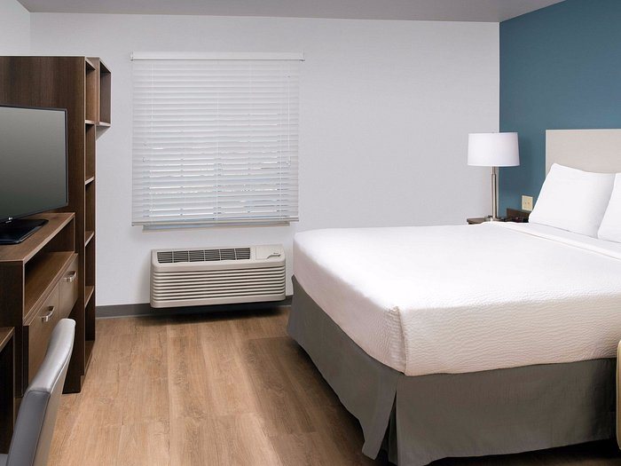 Extended Stay America Select Suites Louisville Airport — Guest room