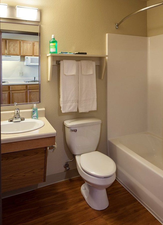 Extended Stay America Select Suites Louisville South — Bathroom