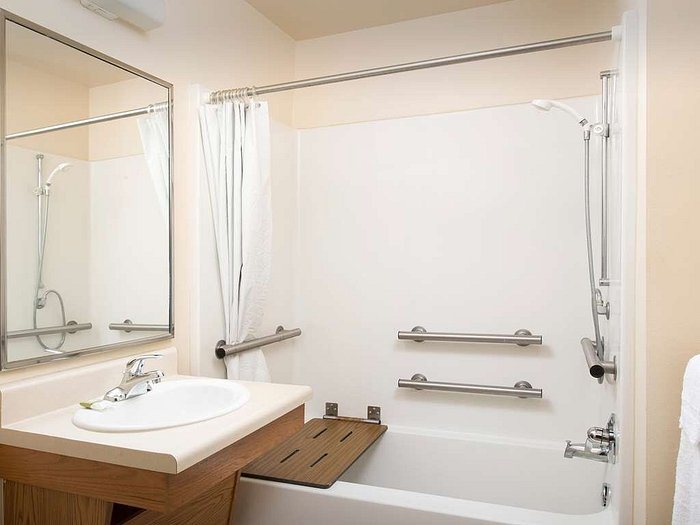 Extended Stay America Select Suites Northwest — Bathroom