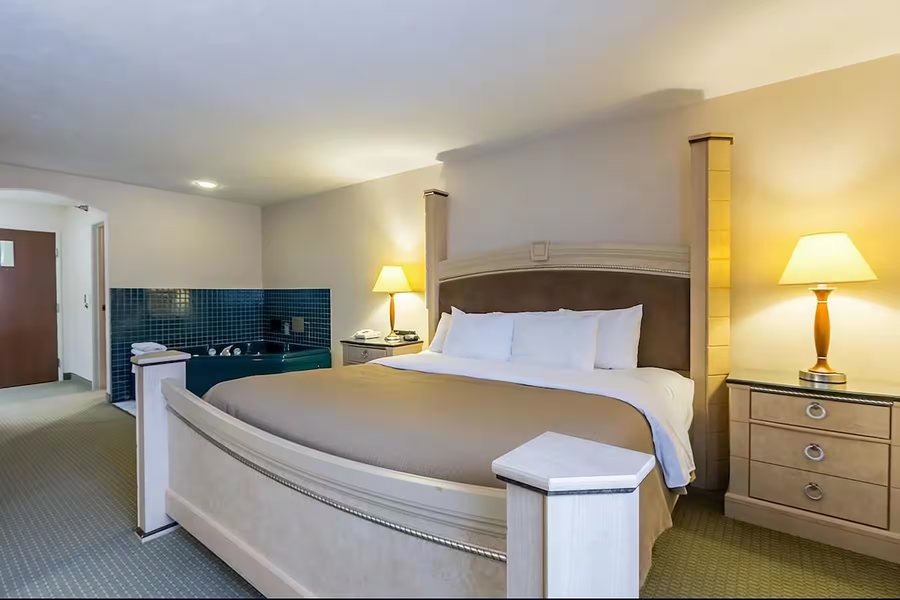 Extended Stay America Select Suites Omaha Southwest — Guest room