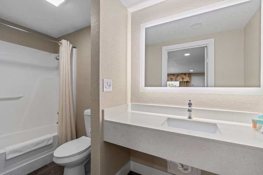 Extended Stay America Select Suites Orlando Kissimmee — Bathroom