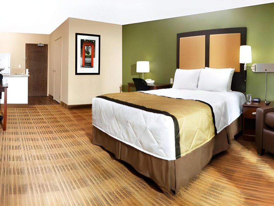 Extended Stay America Select Suites Orlando Kissimmee — Guest room
