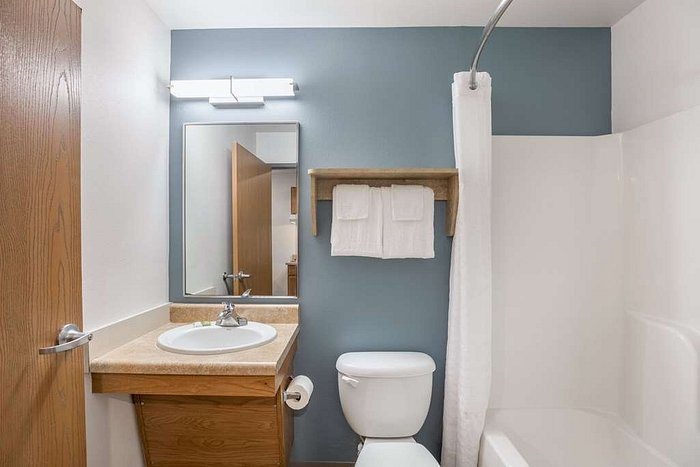 Extended Stay America Select Suites Orlando Sanford Airport — Bathroom