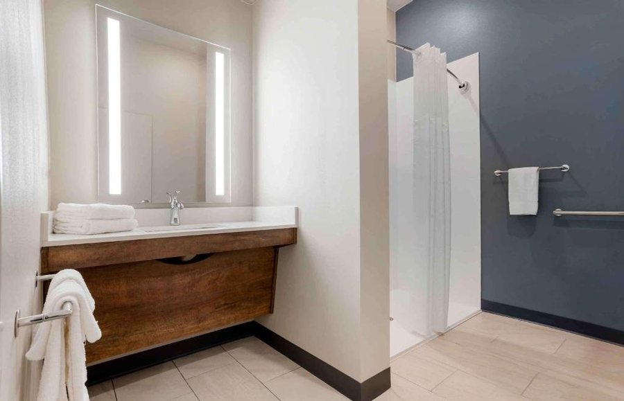 Extended Stay America Select Suites Pensacola Northeast — Bathroom