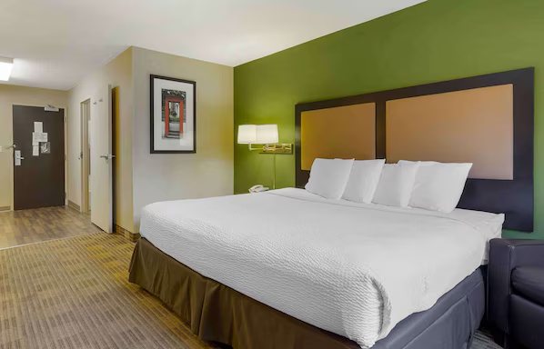 Extended Stay America Select Suites Phoenix Peoria Sun City — Guest room