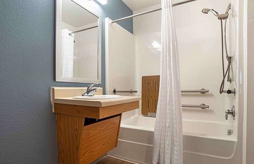 Extended Stay America Select Suites Tallahassee Northwest — Bathroom