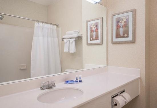 Extended Stay America Stockton Tracy — Bathroom