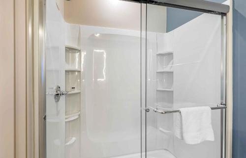Extended Stay America Suites Denver Airport — Bathroom
