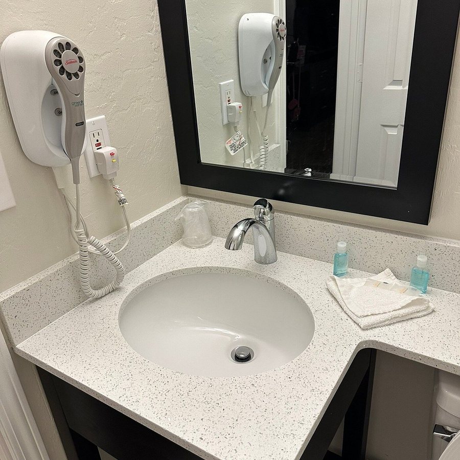 Extended Stay America Suites Melbourne Airport — Bathroom