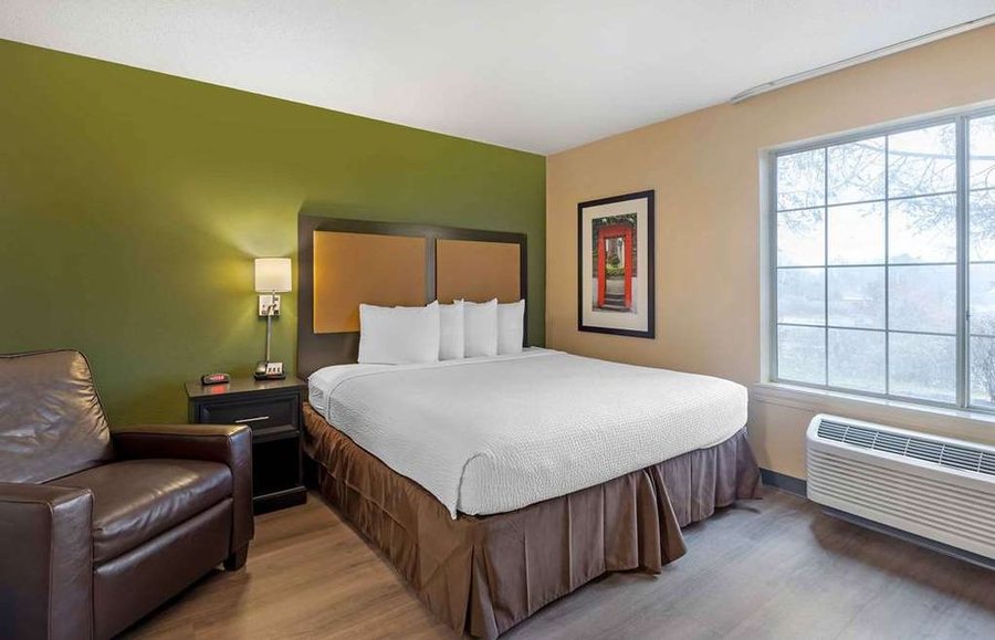 Extended Stay America Suites St Louis Airport Central — Guest room