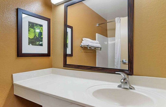 Extended Stay America Tampa Airport Memorial Hwy — Bathroom