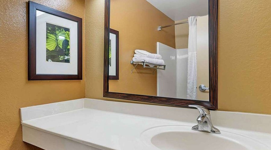Extended Stay America Tampa Airport Spruce Street — Bathroom