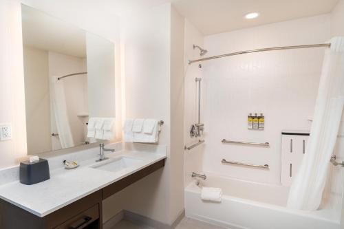 Extended Stay America Temecula Wine Country — Bathroom