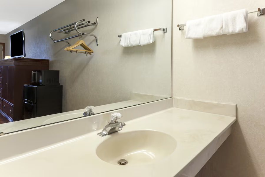 Extended Stay America Toledo Maumee — Bathroom