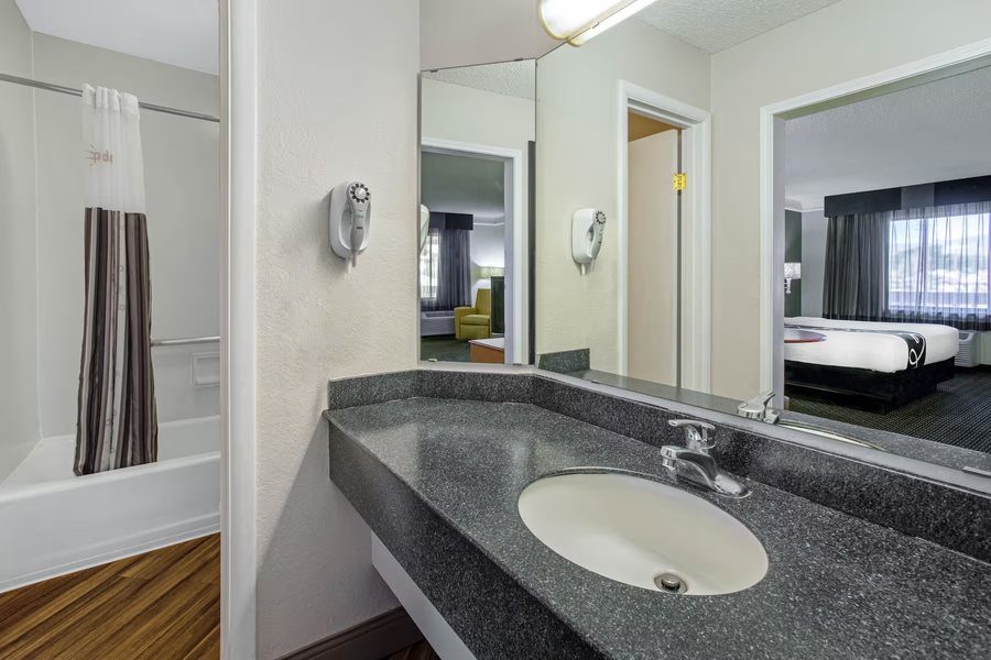 Extended Stay America Tucson Grant Road — Bathroom