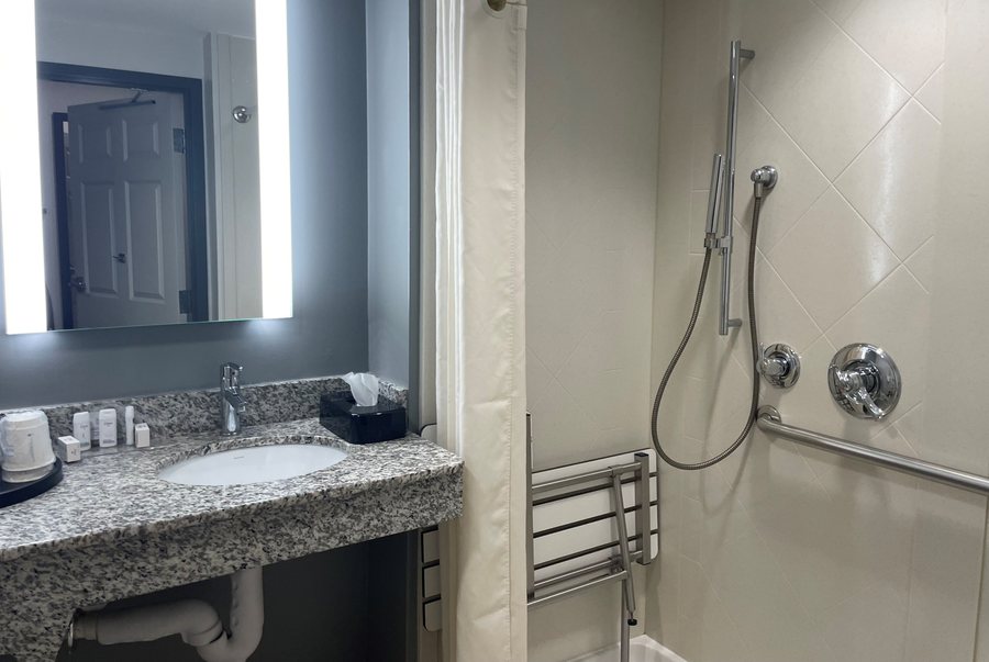 Extended Stay America Tulsa Midtown — Bathroom