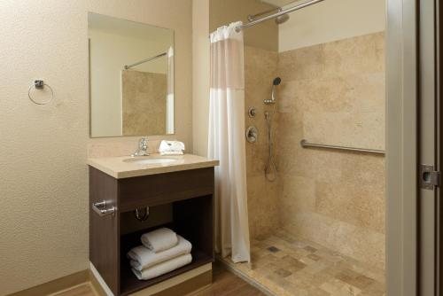 Extended Suites Tijuana Macroplaza — Bathroom