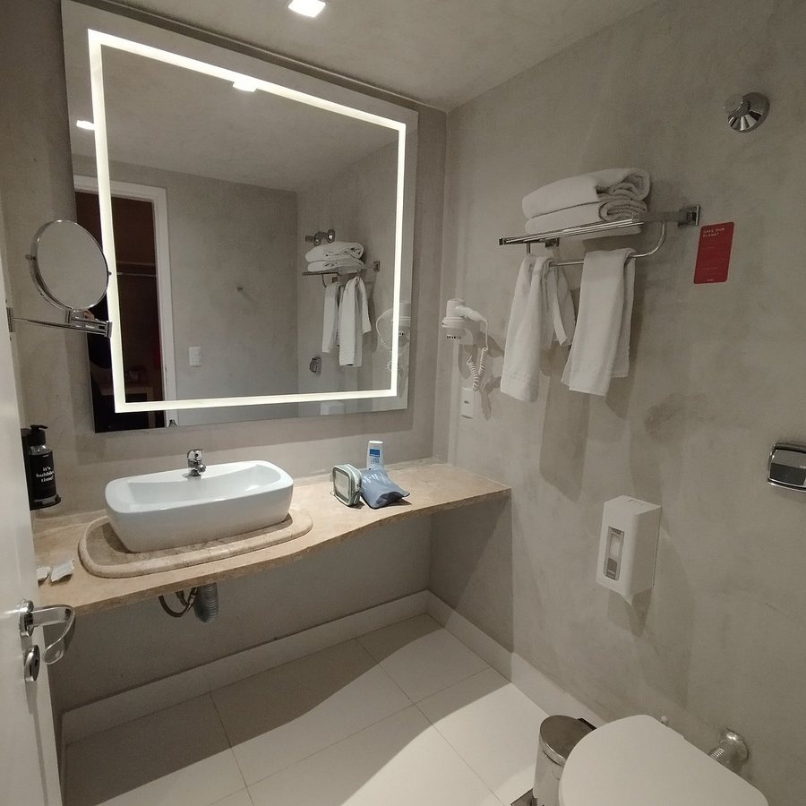 Ez Hotel — Bathroom