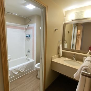 Fairbanks Princess Riverside Lodge — Bathroom
