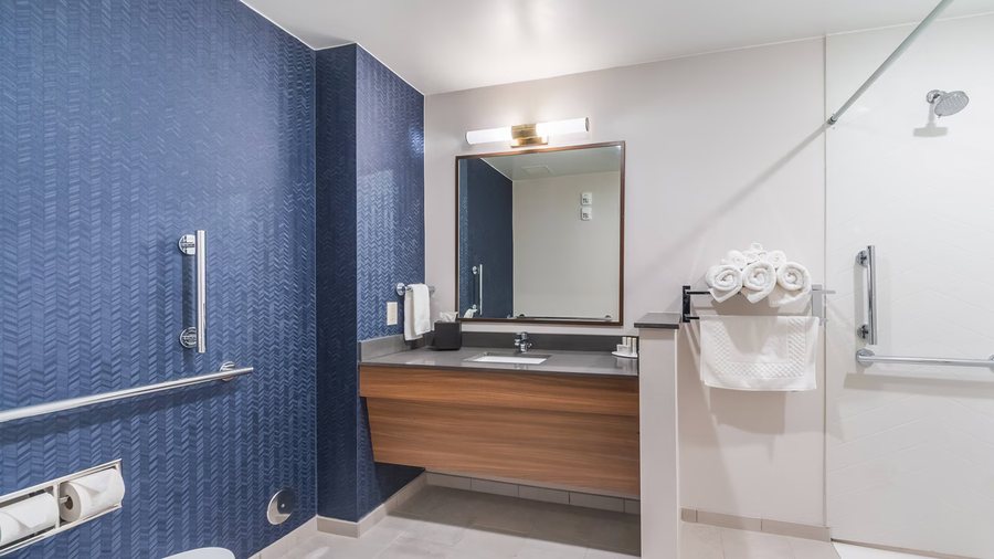 Fairbridge Inn Express Corpus Christi — Bathroom