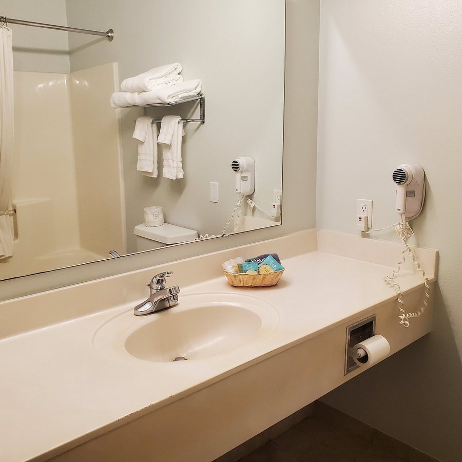 FairBridge Inn Express — Bathroom