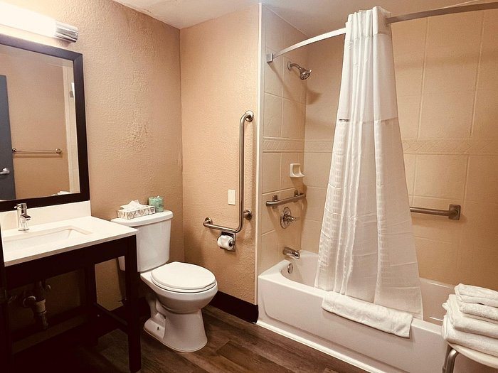 FairBridge Inn Express Natchez — Bathroom