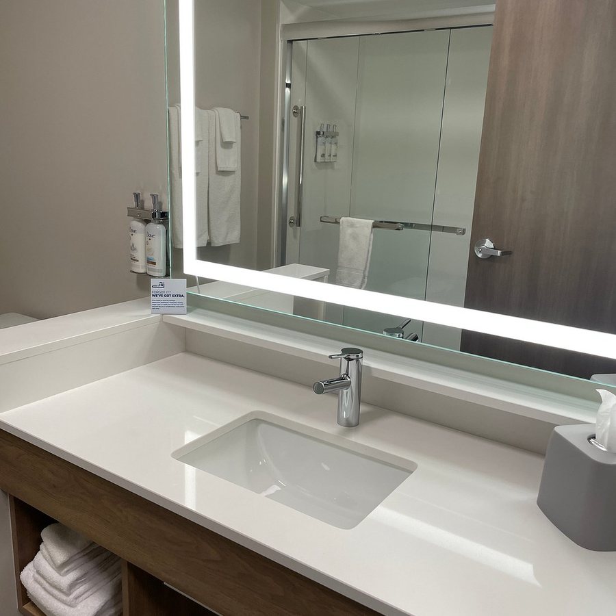 FairBridge Inn Express Pittsfield — Bathroom