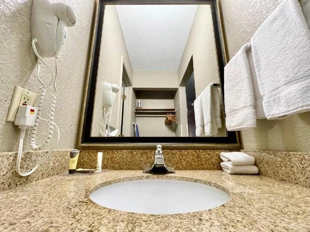 FairBridge Inn Suites Fort Wayne — Bathroom