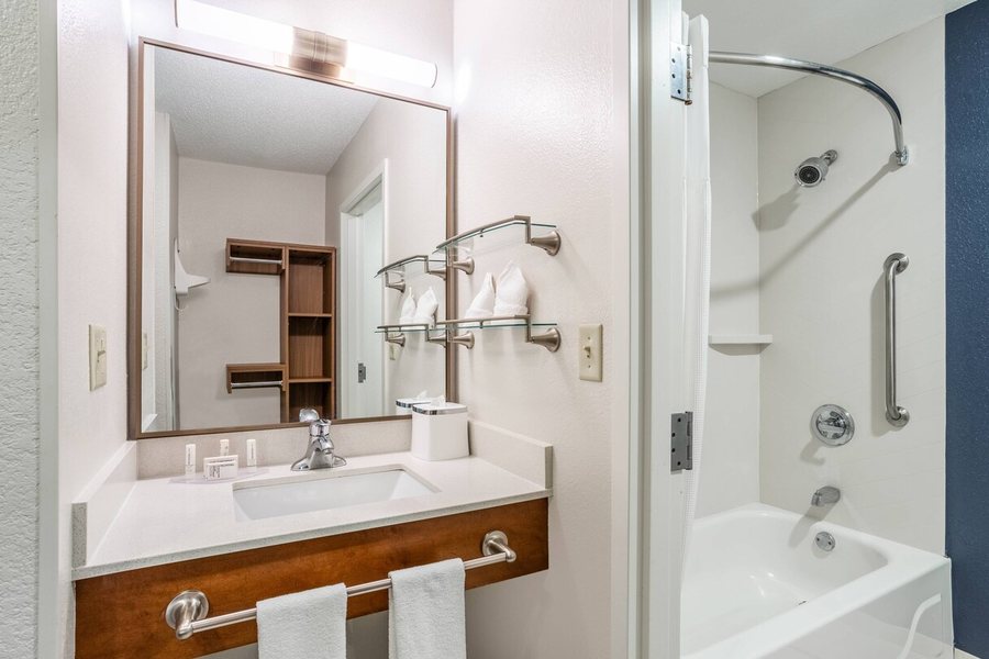 FairBridge Inn Suites Kellogg — Bathroom