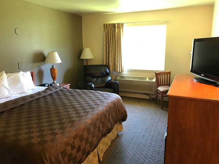 FairBridge Inn Suites Kellogg — Guest room