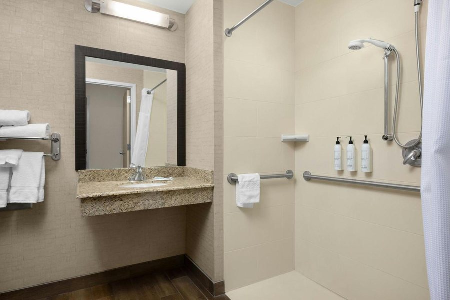 FairBridge Inn Suites Moscow Pullman — Bathroom