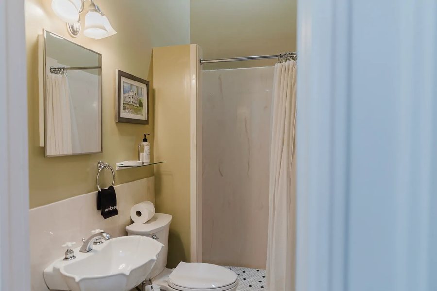 Fairchild House Bed and Breakfast — Bathroom