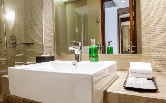 Fairfield by Marriott Bali Legian — Bathroom