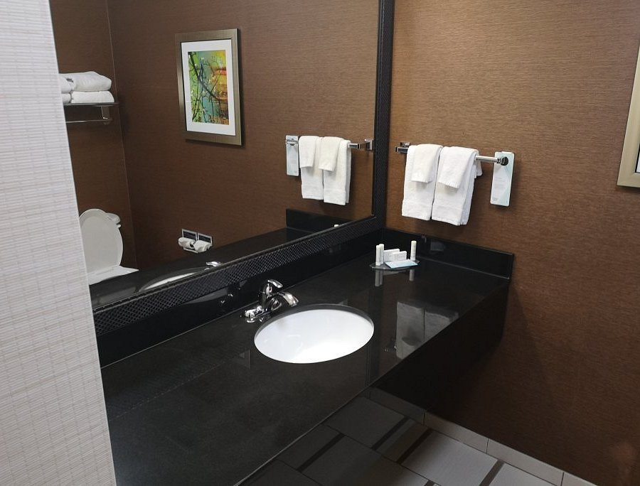 Fairfield By Marriott Cleveland — Bathroom