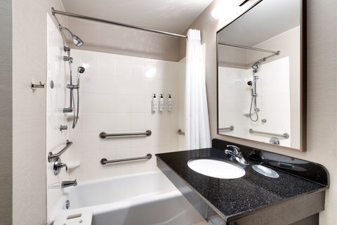 Fairfield by Marriott Inn Suites Albany — Bathroom