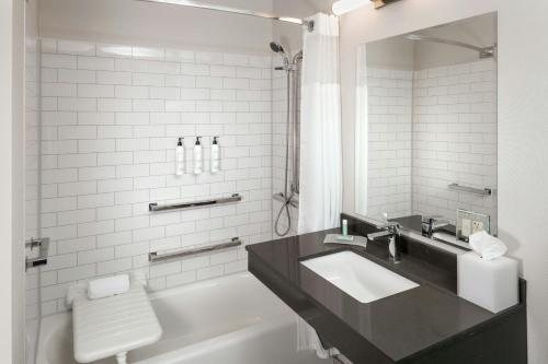 Fairfield by Marriott Inn Suites Anchorage Midtown — Bathroom