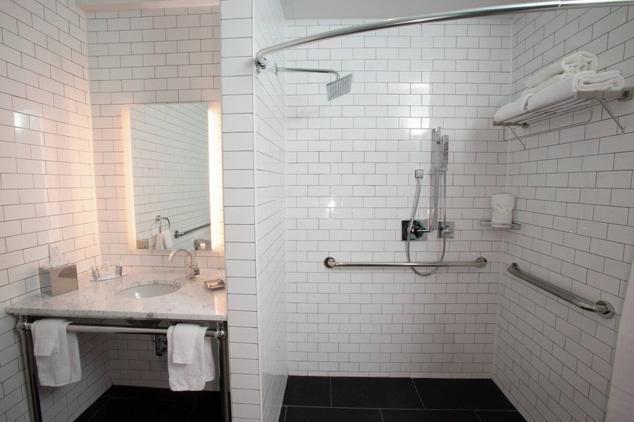 Fairfield by Marriott Inn Suites Arkadelphia — Bathroom