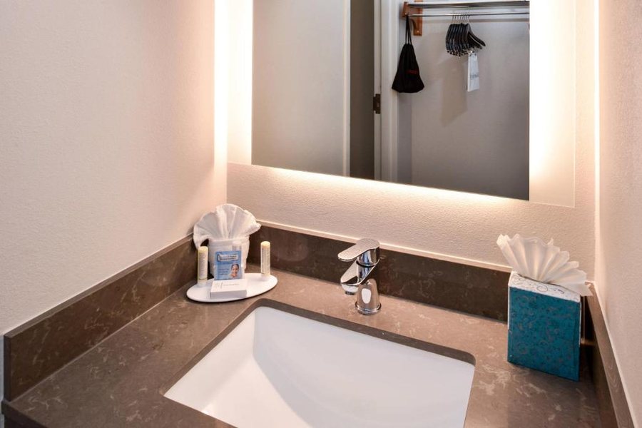 Fairfield by Marriott Inn Suites Arlington Near Six Flags — Bathroom