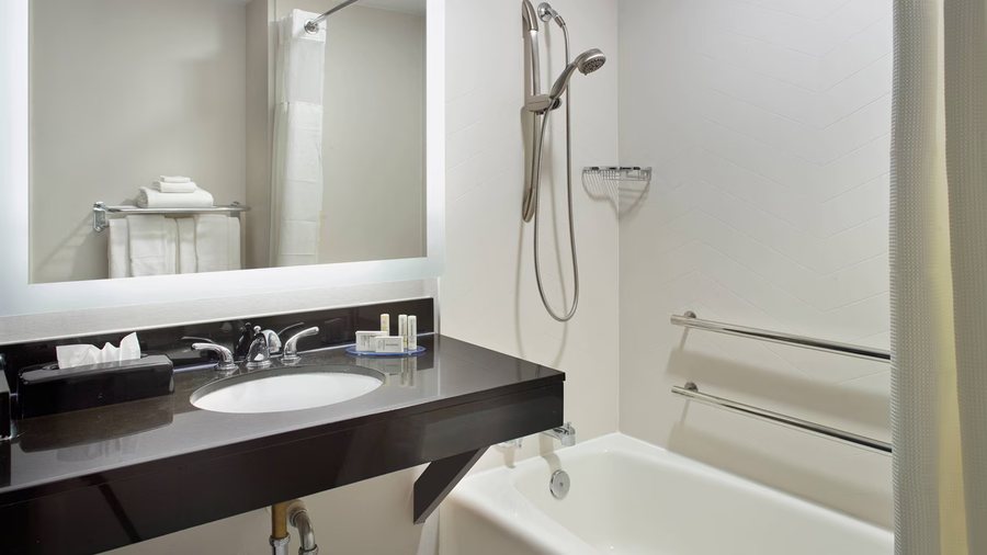 Fairfield by Marriott Inn Suites Asheville Outlets — Bathroom