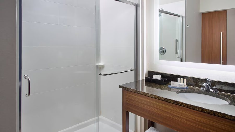 Fairfield by Marriott Inn Suites Asheville Tunnel Road — Bathroom