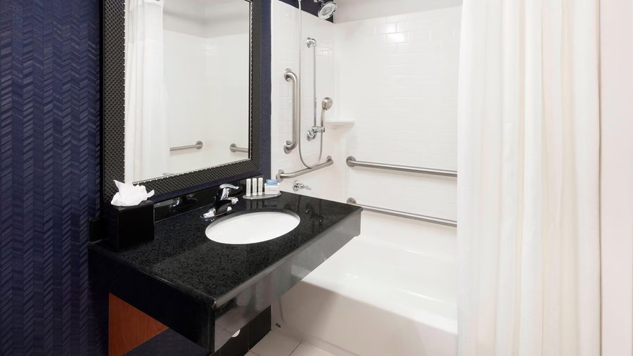 Fairfield by Marriott Inn Suites Austin Northwest The Domain Area — Bathroom