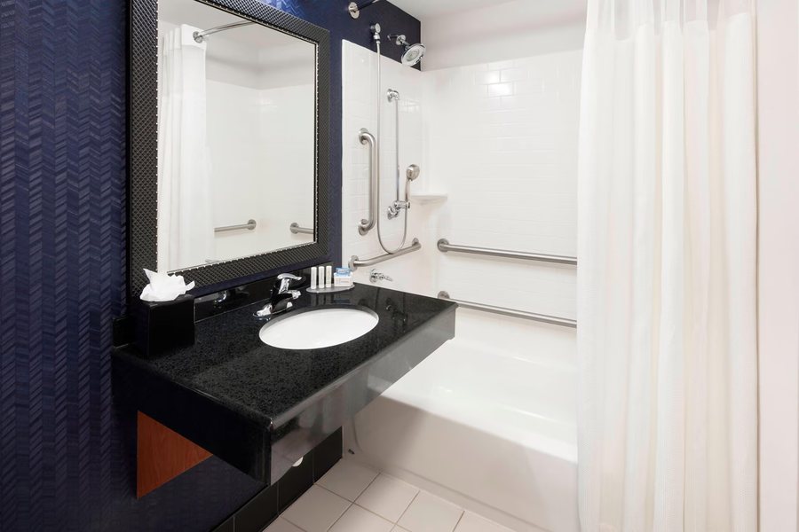 Fairfield by Marriott Inn Suites Austin South — Bathroom