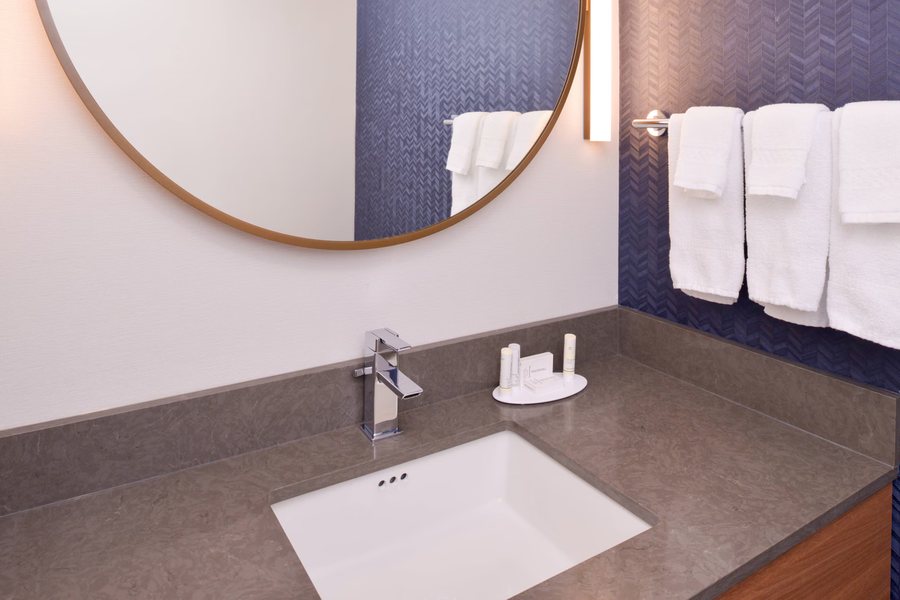 Fairfield by Marriott Inn Suites Bakersfield Central — Bathroom