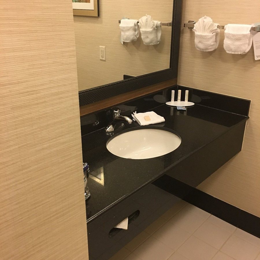 Fairfield by Marriott Inn Suites Baltimore Downtown Inner Harbor — Bathroom