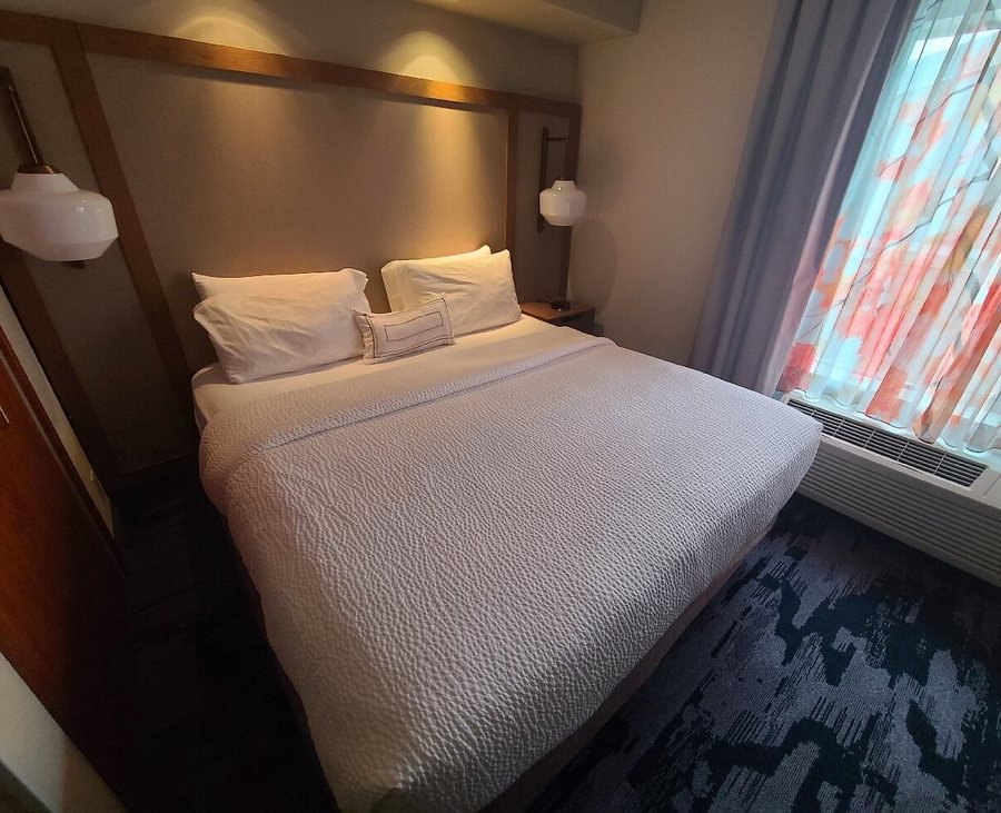 Fairfield by Marriott Inn Suites Bend Downtown — Guest room
