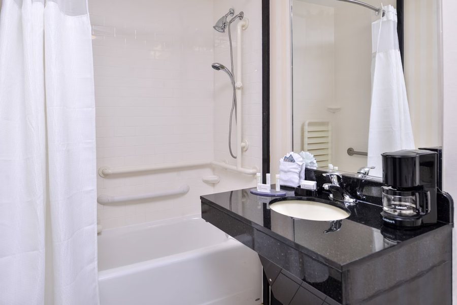 Fairfield by Marriott Inn Suites Birmingham Bessemer — Bathroom