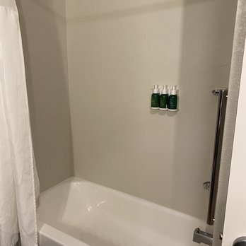 Fairfield by Marriott Inn Suites Birmingham Colonnade Grandview — Bathroom